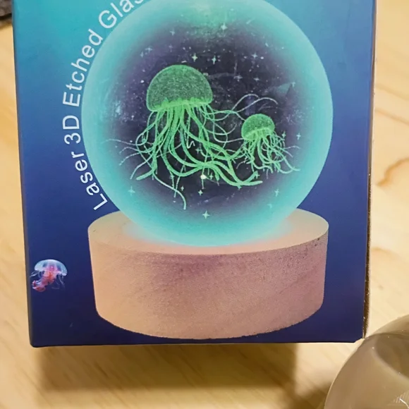 Laser 3D Etched Glass Jellyfish Sphere - Picture 4 of 6